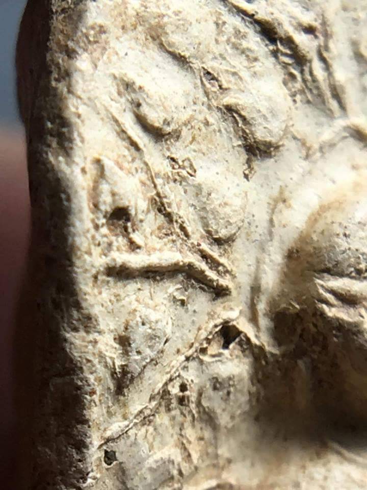 พระคงขาวองค์ล่ำหนา โพธิ์เด้ง กำไลข้อมือและเท้าพอเห็นชัด เม็ดบัวติดชัดมิติคมชัดลึก