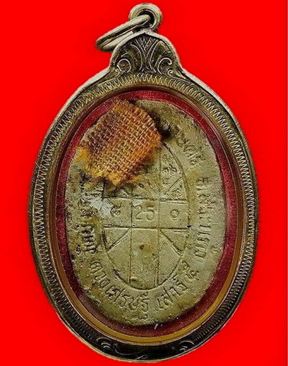 พระผงยันต์ดวงเศรษฐี เลี่ยมทองคำแท้พร้อมใช้ เตลือบแชลค ติดจีวร พระสวยคม เกลียวเต็มตามภาพครับท่าน