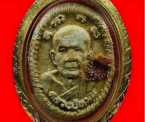 พระผงยันต์ดวงเศรษฐี เลี่ยมทองคำแท้พร้อมใช้ เตลือบแชลค ติดจีวร พระสวยคม เกลียวเต็มตามภาพครับท่าน