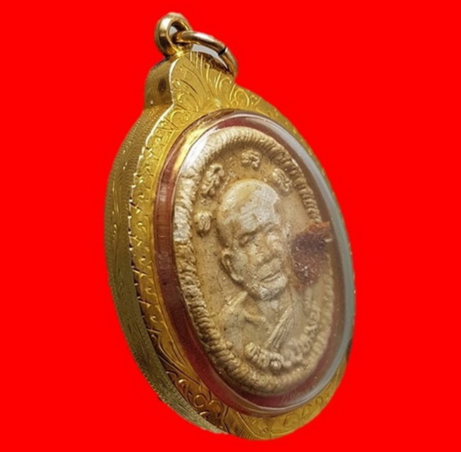 พระผงยันต์ดวงเศรษฐี เลี่ยมทองคำแท้กันน้ำพร้อมใช้ เตลือบแชลคติดจีวร พระสวยคม เกลียวเต็มตามภาพครับท่าน