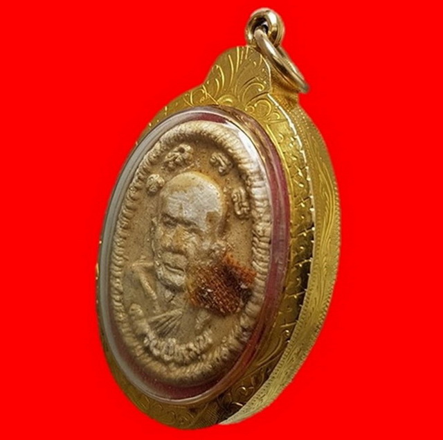 พระผงยันต์ดวงเศรษฐี เลี่ยมทองคำแท้กันน้ำพร้อมใช้ เตลือบแชลคติดจีวร พระสวยคม เกลียวเต็มตามภาพครับท่าน