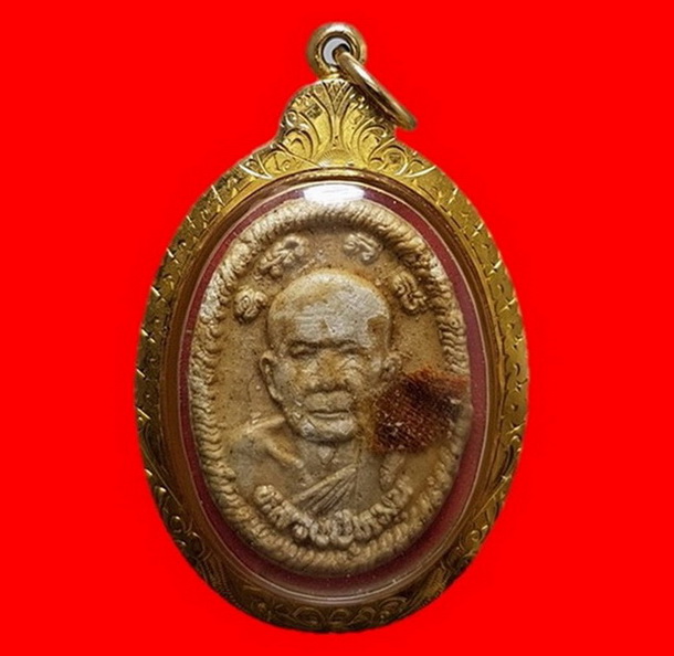 พระผงยันต์ดวงเศรษฐี เลี่ยมทองคำแท้กันน้ำพร้อมใช้ เตลือบแชลคติดจีวร พระสวยคม เกลียวเต็มตามภาพครับท่าน