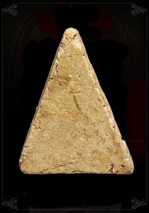 ชิ้นส่วนพระสมเด็จแกะเป็นพระนางพญา