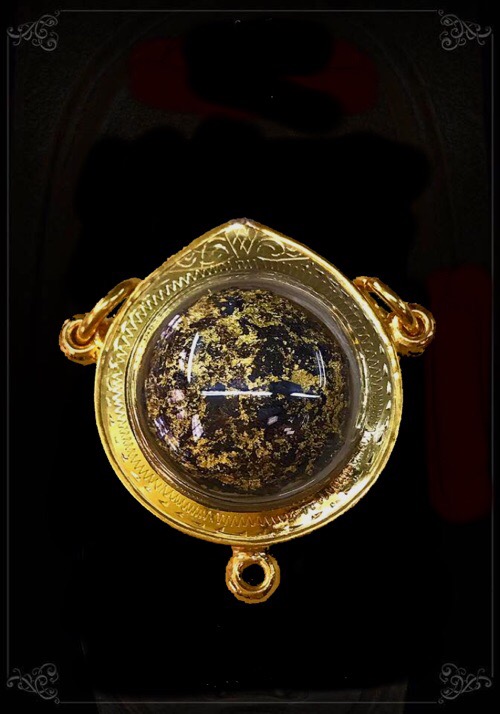 ลูกอมชานหมากเนื้อพิเศษแก่มวลสาร ฝังตะกรุดสาริกาทองคำ3ดอก เกศา พลอยเสก