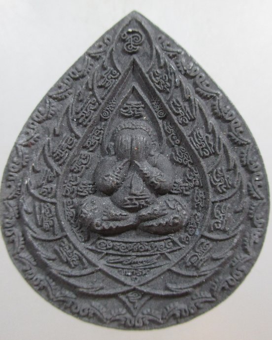 ๒๐ พระปิดตาเนื้อผง
