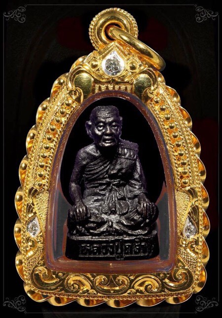 รูปหล่อไตรมาสหลวงปู่คร่ำวัดวังหว้าองค์โค้ตเลข๓ ด้านหลัง