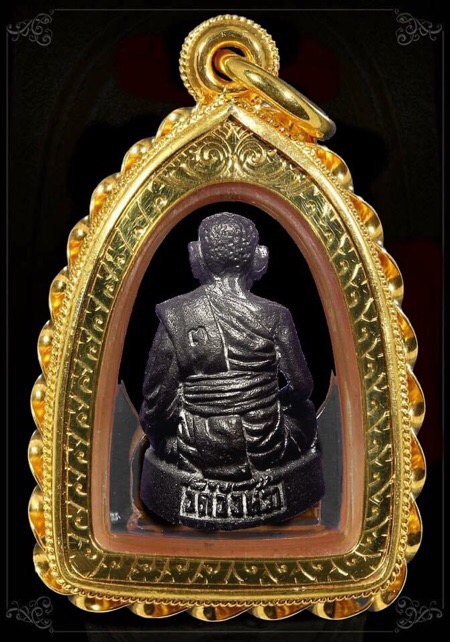 รูปหล่อไตรมาสหลวงปู่คร่ำวัดวังหว้าองค์โค้ตเลข๓ ด้านหลัง