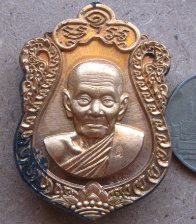 หลวงปู่พริ้ง วัดซับชมพู่.เพชรบูรณ์ ปี2559เลข197 เนื้อทองชมพูหลังอุดว่าน108ฝังตะกรุด3ดอกฝังเกศา+กล่อง