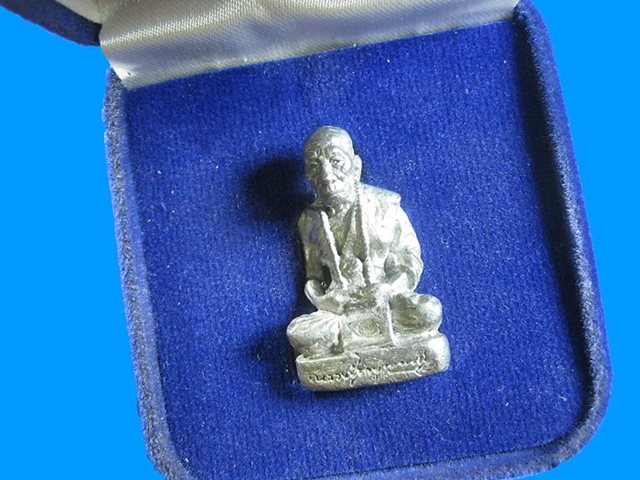 รูปเหมือน หลวงปู่คำบุ วัดกุดชมพู อุบลราชธานี เนื้อดีบุก โค๊ดกรรมการ