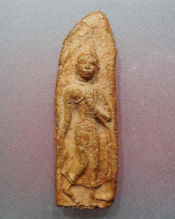 พระกำแพงลีลาฝักดาบ