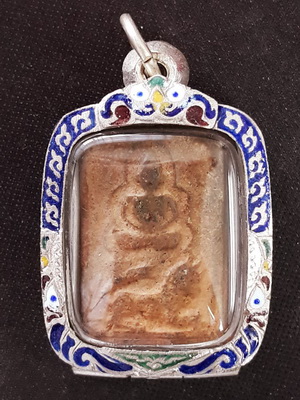 หลวงพ่อผาด วัดดงตาล จ.ลพบุรี พิมพ์ขี่สิงห์ เนื้อผ่านสองสี ผงเต็ม องค์นี้ยุคแรกไม่ลงกรุหายากมากๆครับ