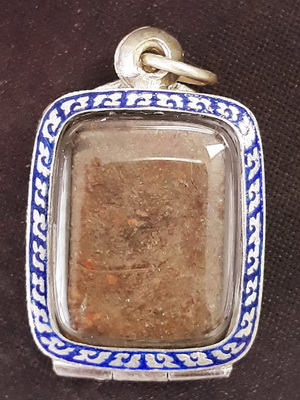 หลวงพ่อผาด วัดดงตาล จ.ลพบุรี พิมพ์ขี่สิงห์ เนื้อผ่านสองสี ผงเต็ม องค์นี้ยุคแรกไม่ลงกรุหายากมากๆครับ