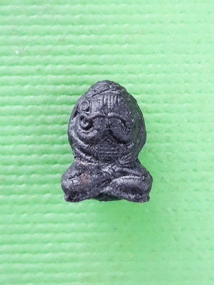 ปิดตาวัดหนองกาน้ำ หลวงปู่ทิมปลุกเสกปี 2515 เนื้อว่านจุ่มรัก ประวัติการจัดสร้างชัดเจน สวยเดิมครับ