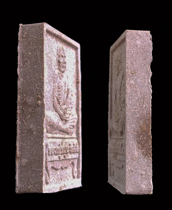 พระผงรูปเหมือนรุ่นแรกพิมพ์นั่งตั่งหลวงปู่หมุน พิธีเจริญลาภ ปี42 เนื้อเทาแก่มวลสาร จมูกโด่ง ประคำเด่ง