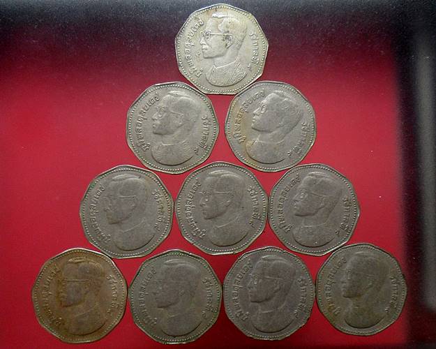เหรียญกษาปณ์ 5บาท 9เหลี่ยม ปี2515 สมัยในหลวงรัชกาลที่9 ชุด10เหรียญ เคาะเดียวแดง 