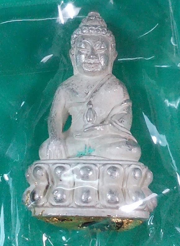 พระกริ่งมงคล รุ่นสร้างบารมี ปี 2553 หลวงปู่บัว  เนื้อเงินก้นอุดผง หมายเลข 59