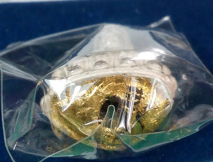 พระกริ่งมงคล รุ่นสร้างบารมี ปี 2553 หลวงปู่บัว  เนื้อเงินก้นอุดผง หมายเลข 59