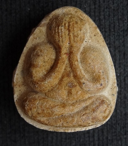 พระปิดตามหาเสน่ห์ หลังยันต์พุทโธ วัดลาดปลาเค้า เนื้อเกสร เหลืองๆ คราบกรุเดิมๆ