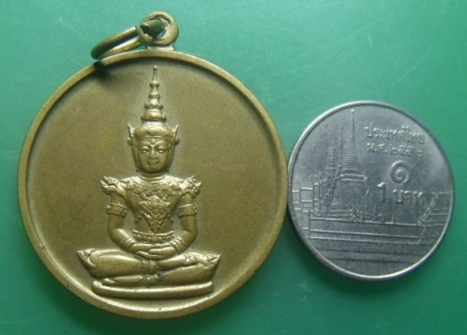 **วัดใจ**เหรียญพระแก้วมรกต วัดพระแก้ว ที่ระลึกในการซ่อมบูรณะฉัตร ปี ๒๕๓๑**