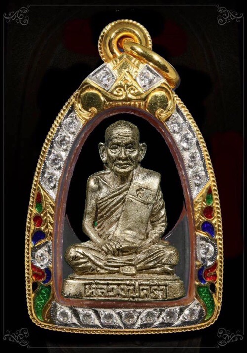 รูปหล่อลอยองค์หลวงปู่คร่ำวัดวังหว้าเนื้อเงินฐานอุดผงพรายหลวงปู่ทิมผสมสีผึ้งหลวงพ่อทาบ