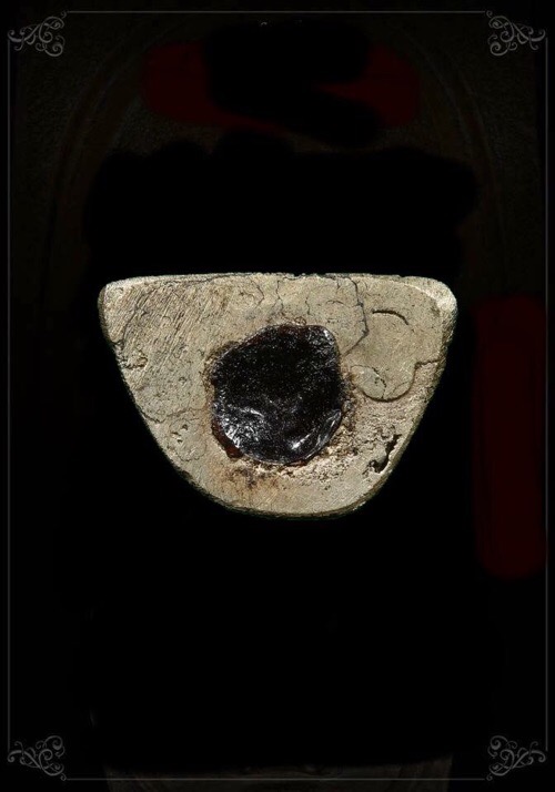 รูปหล่อลอยองค์หลวงปู่คร่ำวัดวังหว้าเนื้อเงินฐานอุดผงพรายหลวงปู่ทิมผสมสีผึ้งหลวงพ่อทาบ