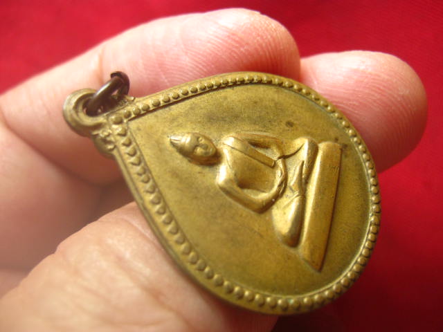 เหรียญสมเด็จย่า ที่ระลึก 6 รอบ ปี 2515 เนื้อทองฝาบาตร สวยเดิม