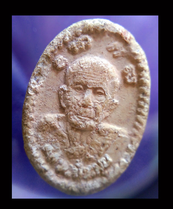 พระผงยันต์ดวงเศรษฐี หลวงปู่หมุน ปี43  แก่น้ำว่าน จมูก หู ตา ชัด ทันหลวงปู่ พุทธคุณเต็ม