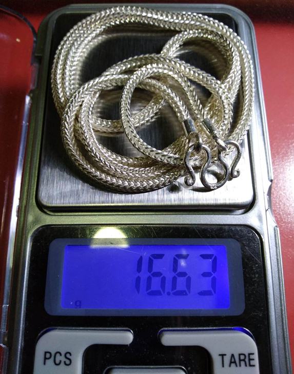 เปิดสร้อยเงิน ทำจากเงินแท้ 92.5% ลายสี่เสาเหลี่ยม น้ำหนัก 16.5 กรัม หนึ่งบาทกว่าๆ ยาว24นิ้ว สวมหัวได