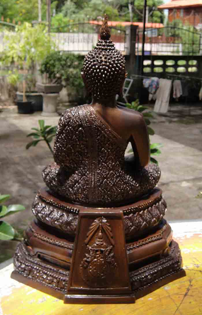 พระแก้วมรกต ทรงเครื่องฤดูฝน เนื้อทองเหลืองรมดำมันปู ขนาดตั้งบูชาองค์ใหญ่ หน้าตัก 7 นิ้ว นิ้ว ฐานกว้า