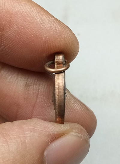  เหรียญเม็ดแตง รุ่น สร้างพิพิธภัณท์ (( พิมพ์หน้าผากสี่เส้นนิยม )) หลวงปู่ทวด วัดช้างให้ จ.ปัตตานี  