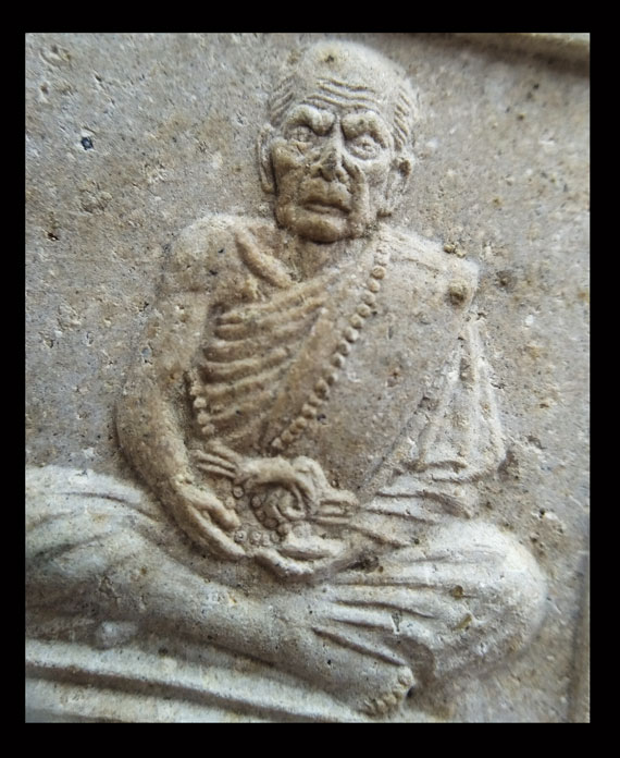 พระผงนั่งตั่ง หลวงปู่หมุน พิธีเจริญลาภ ปี 42 เนื้อเทาแก่มวลสาร จมูกโด่ง ประคำเด่ง สภาพสวย คม