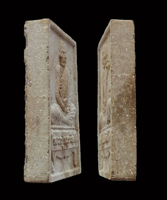 พระผงนั่งตั่ง หลวงปู่หมุน พิธีเจริญลาภ ปี 42 เนื้อเทาแก่มวลสาร จมูกโด่ง ประคำเด่ง สภาพสวย คม