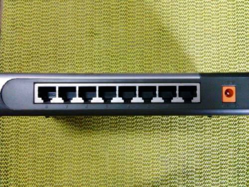 D-Link Switch 8 ช่อง มือ 2 เหมาะสำหรับบ้านที่ใช้คอมหลายตัว