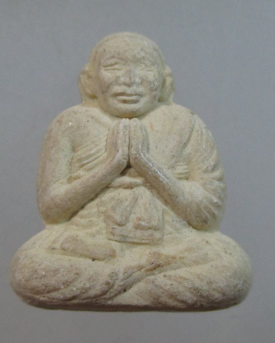 ๒๐ พระผงพนมมือ