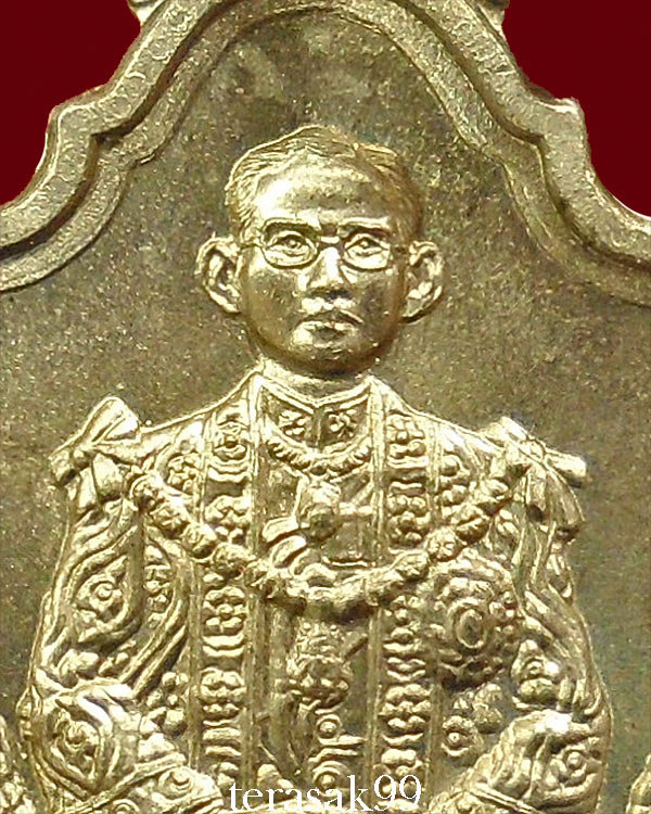 เหรียญในหลวงนั่งบัลลังก์ ฉลองครองราชย์50ปี ปี2539 เนื้ออัลปาก้า พิมพ์นิยมพระเกศาชัด มีเม็ดตา (3)