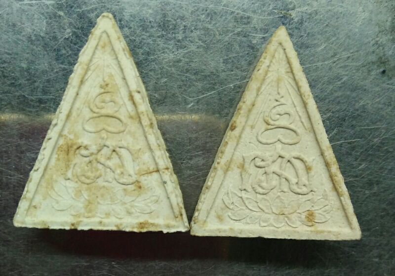 พระนางพญาหลวงปู่แหวนปี16สวยๆ2องค์องค์หนึ่งมีเส้นเกษาสวยๆครับ