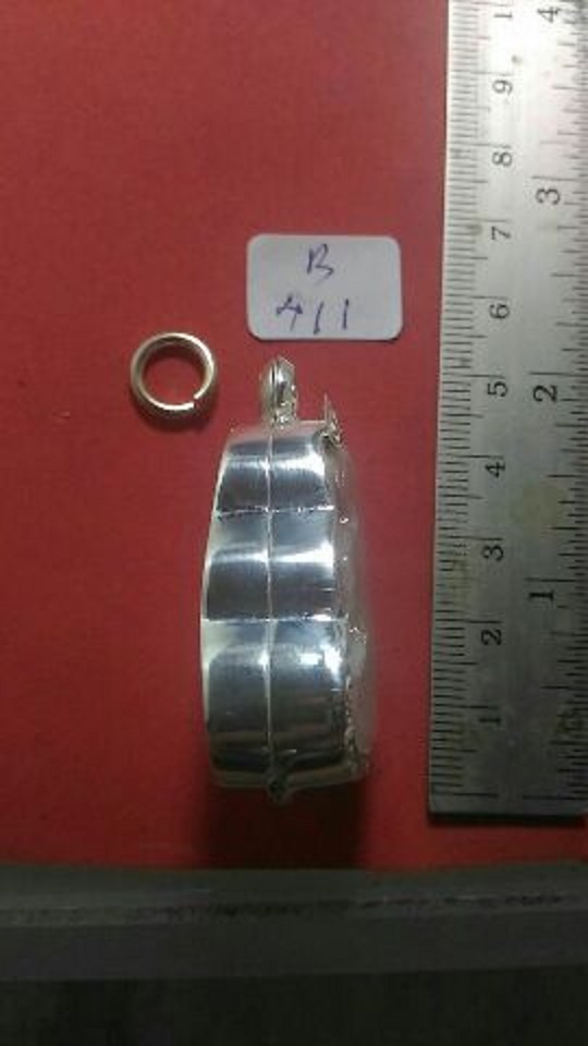 ตลับเงิน ขัดเงา  ปิดหลัง  ชุบทองคำขาว  ใส่ปิดตา  สายวัดสะพานสูง  เคาะเดียว 
