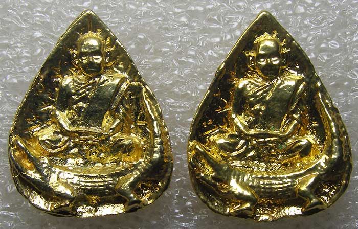 หล่อหยดน้ำกะหลั่ยทอง นั่งจรเข้ หลวงพ่อเงิน วัดบางคลาน หัลงยันต์ ญสส ปี 2536  ทีเดียว 2 องค์ 