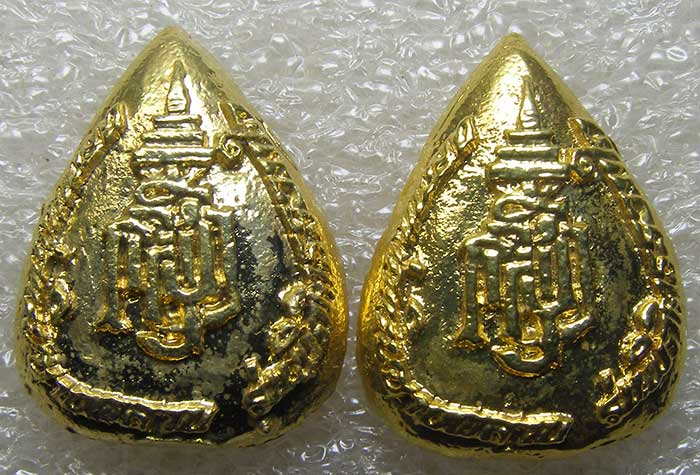 หล่อหยดน้ำกะหลั่ยทอง นั่งจรเข้ หลวงพ่อเงิน วัดบางคลาน หัลงยันต์ ญสส ปี 2536  ทีเดียว 2 องค์ 