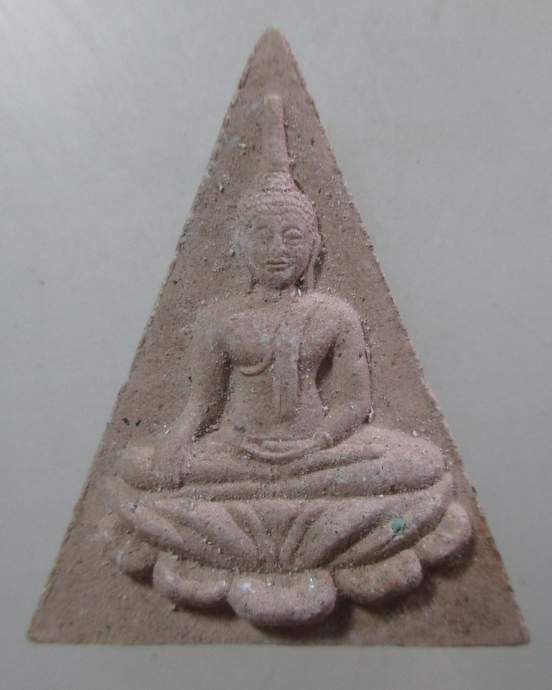 ๒๐ พระนางพญาหลังพระปรางค์ เนื้อผงโรยแร่