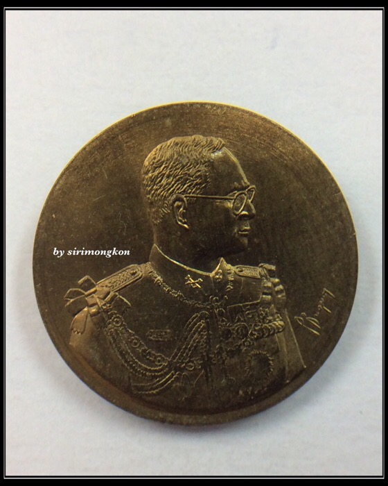 เหรียญพระบาทสมเด็จพระเจ้าอยู่หัว หลัง ภปร. รุ่นเฉลิมพระเกียรติ ปี46 บล็อกโมเน่ ฝรั่งเศส ตลับเดิม