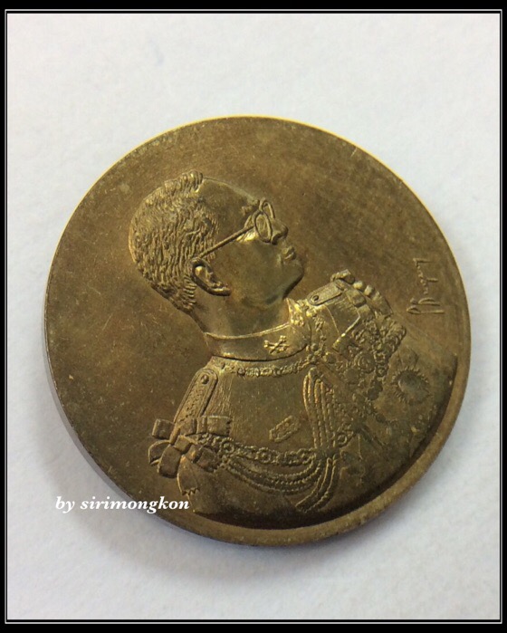 เหรียญพระบาทสมเด็จพระเจ้าอยู่หัว หลัง ภปร. รุ่นเฉลิมพระเกียรติ ปี46 บล็อกโมเน่ ฝรั่งเศส ตลับเดิม