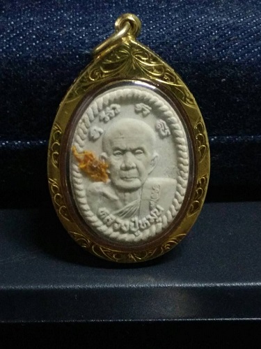 พระผงดวงเศรษฐี ลป.หมุน พร้อมเลี่ยมทอง สภาพแบบนี้ หาไม่ง่ายครับ มีติดจีวรเก่าถึงยุคครับ เชิญครับ