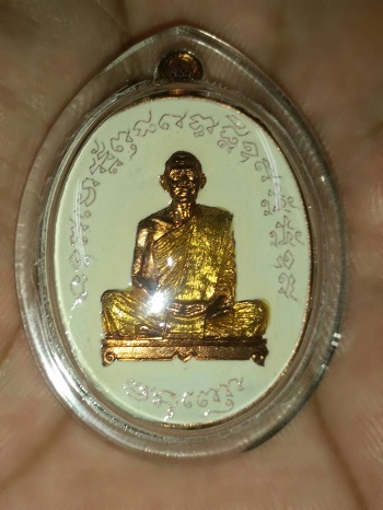 เจริญพรไตรมาส 55 หลวงพ่อสาคร วัดหนองกรับ เนื้อทองแดงลงยา พร้อมเลี่ยมจับขอบเก็บ เลข 498 งาม ๆ