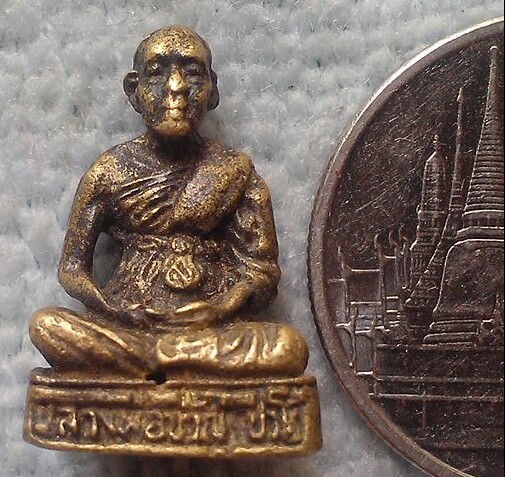 20 บาท รูปหล่ออุดกริ่งหลวงพ่อขวัญ ปวโร วัดบ้านไร่ จ.พิจิตร