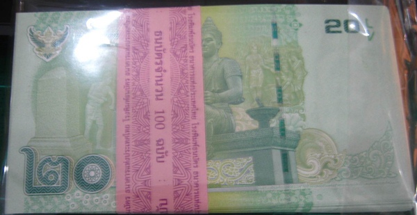 ธนบัตรหมุนเวียน ราคา 20 บาท ยกแหนบ สวย ๆ หายากแล้วครับ