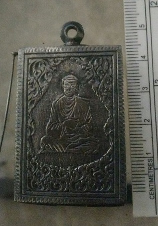 ตลับเงินเก่า แกะลาย หลังรูปองคืสมเด็จโต เคาะเดียว