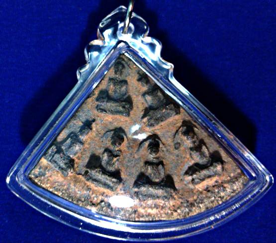 จัดพระกรุเลี่ยมพร้อมใช้สวยปุดปุดอีกสักองค์พระงบน้ำอ้อยตัด6เนื้อดินเตาทุเรียนคมชัดเก่าได้ใจราคาโดนใจค