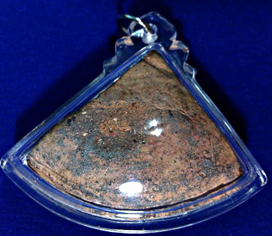 จัดพระกรุเลี่ยมพร้อมใช้สวยปุดปุดอีกสักองค์พระงบน้ำอ้อยตัด6เนื้อดินเตาทุเรียนคมชัดเก่าได้ใจราคาโดนใจค