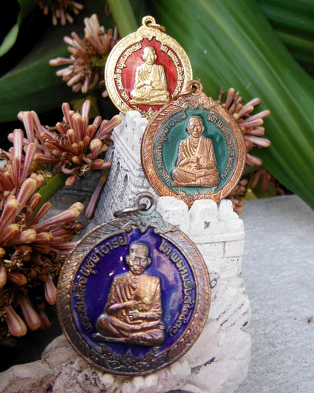 >> เคาะเดียว << เหรียญกลมใหญ่ สมเด็จโต วัดระฆัง ลงยา 3 สี แดง-เขียว-น้ำเงิน พร้อมกล่องเดิม